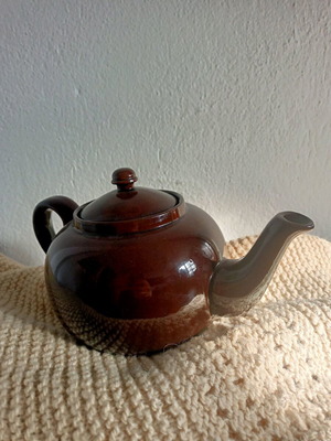 Английски чайник от керамика като ново, кафяв