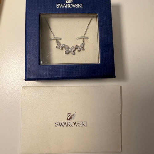 Swarovski necklace with butterflies like new, silver