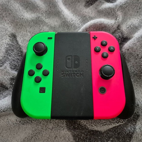 Nintendo Switch OLED конзола комплект като нов с джойкон и волан