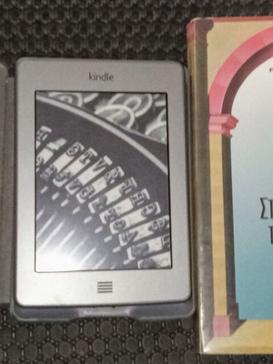 Βιβλίο Ταξίδι Στο Φως και μεταχειρισμένος συλλεκτικός ηλεκτρονικός αναγνώστης Amazon