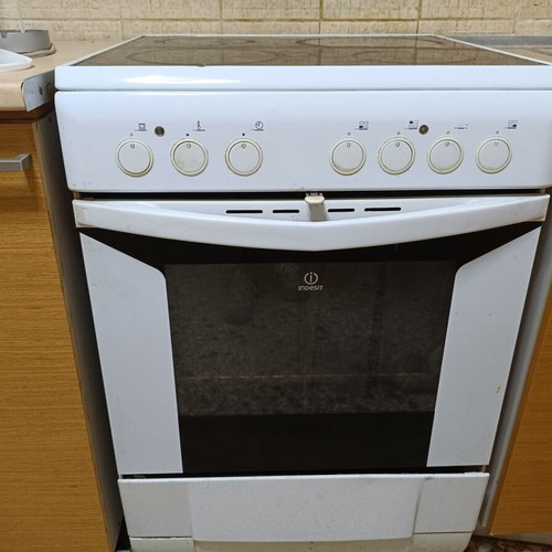 Indesit oven like new with trays and grill