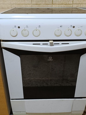 Indesit oven like new with trays and grill