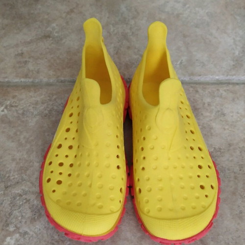 Speedo kids water shoes size 23 like new