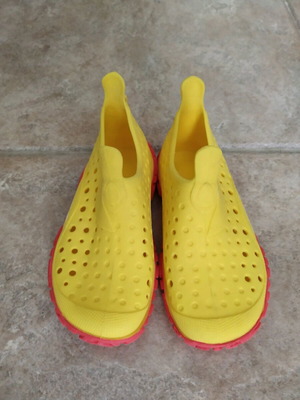 Speedo kids water shoes size 23 like new