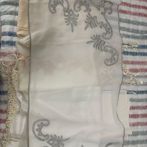 Vintage set of 4 used napkins, doilies and table runner