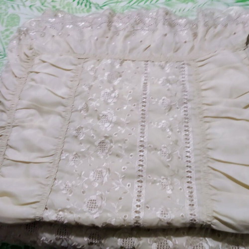 Classic bridal bed quilt like new with pillowcase and lace