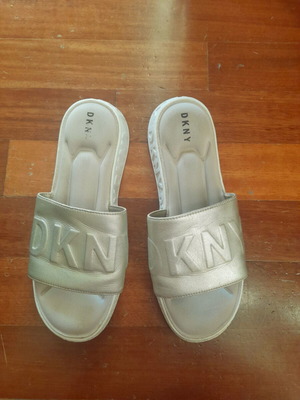 Γυναικεία σαγιονάρες DKNY σαν καινούργιο, ασημί, μέγεθος 38