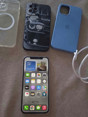 iPhone 12 Pro 128GB употребяван със счупен заден панел и 3 калъфа подарък