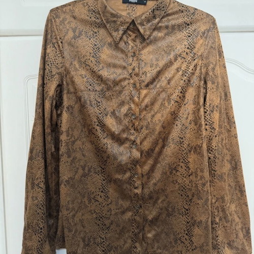 Shirt like new, thick fabric, fitted, size S