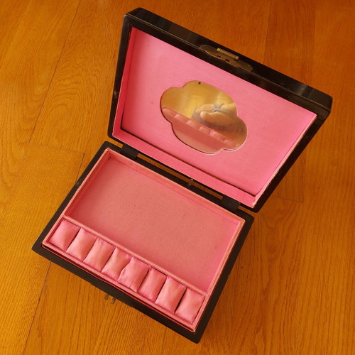 Antique Japanese jewelry box used with geishas mother-of-pearl inlay