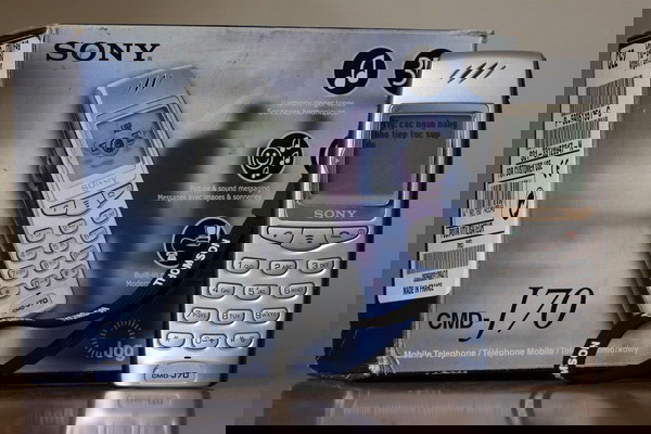 Κινητό τηλέφωνο SONY J70 του 2001 vintage