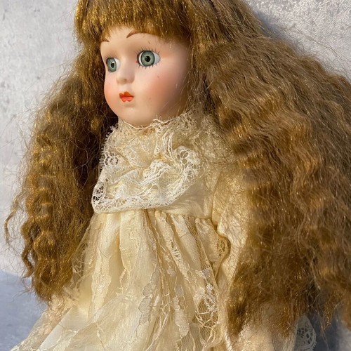Vintage porcelain doll Heritage Mint ltd 1988, 1989 used