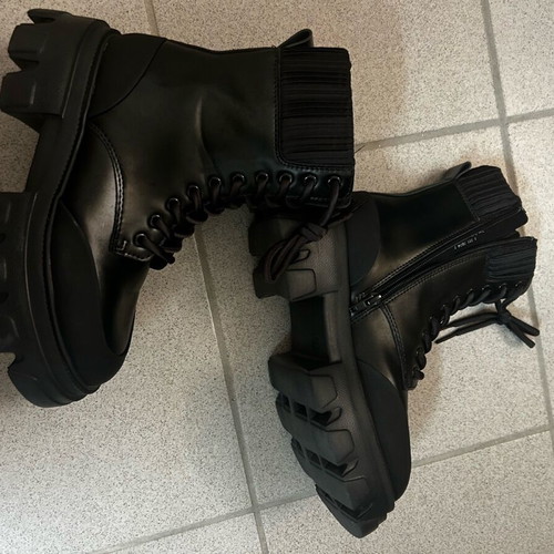 Catwalk black boots new, size 38 with satin details