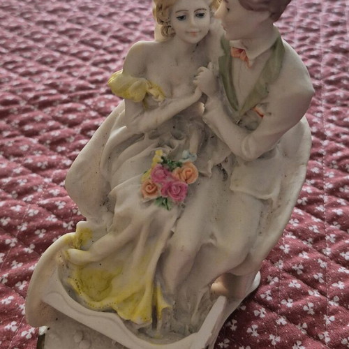 Figurine depicting a newlywed couple used