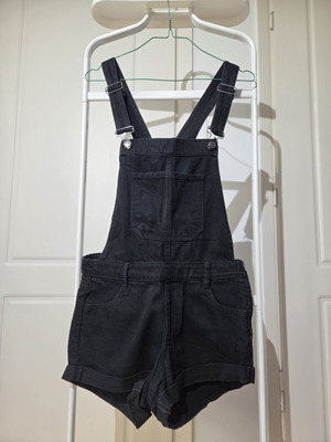 Pull & Bear μαύρο denim ολόσωμο σορτς, μέγεθος M