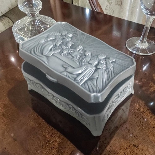 Last Supper metal and velvet box new