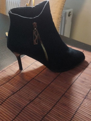 Ankle boots size 41 black like new, slightly worn