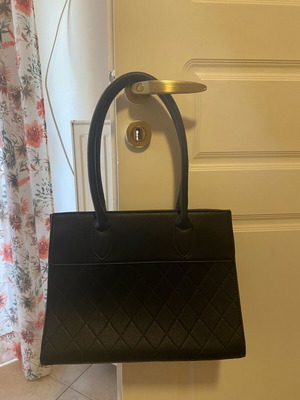 Quilted shoulder bag new, black with zipper and compartments