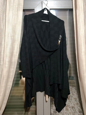 Women's poncho-style jacket like new, black, asymmetric coat
