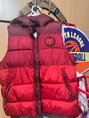 Αμάνικο μπουφάν Zara με κουκούλα και Ironman patch, σαν καινούργιο, κόκκινο