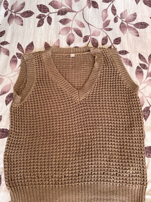 Knitted vest brown like new, size 46
