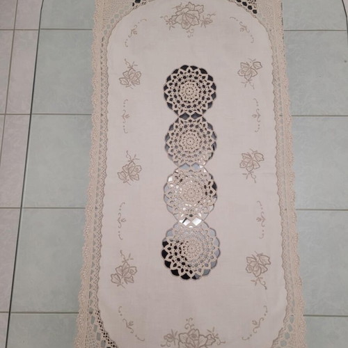 Set of 3 Semen Table Linens like new