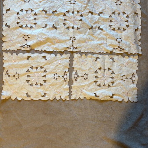 Vintage table linens set of 3 in very good condition