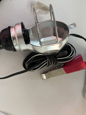Преносима работна лампа 12V с метално покритие и батерийни щипки като нова