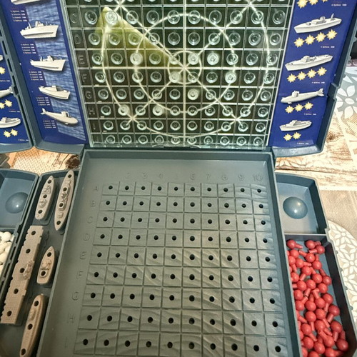 Battleship Milton Bradley vintage board game like new