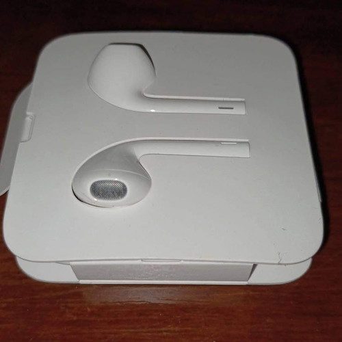 Apple Original EarPods Earbuds Handsfree with Lightning Connector White new