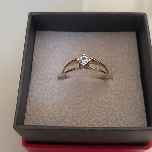 Gold ring with diamond. Solitaire.
