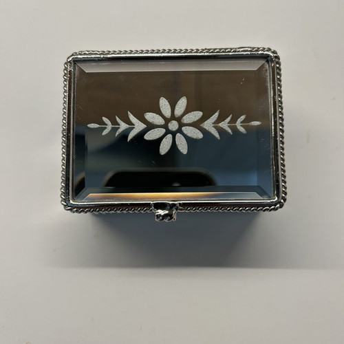 Vintage jewelry box like new with silver floral design