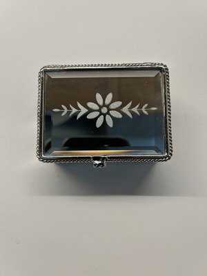 Vintage jewelry box like new with silver floral design