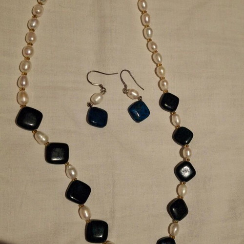 Necklace and earrings with freshwater pearls and malachite stones