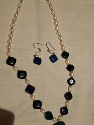 Necklace and earrings with freshwater pearls and malachite stones
