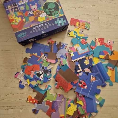 Puzzle with 35 large glow-in-the-dark pieces like new