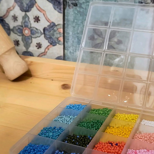 Bead case like new with colorful beads