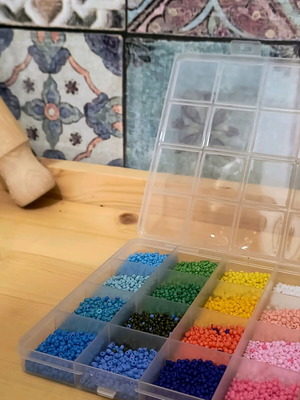 Bead case like new with colorful beads