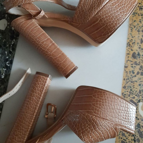 Freedom Delux Collection Croco Sandals size 37 like new, brown