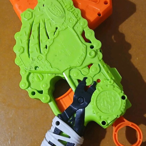 Nerf Zombie Strike Alternator Blaster used, excellent condition, no darts