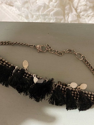 Chocker με μαύρα φουντάκια και ασημί λεπτομέρειες, καινούργιο