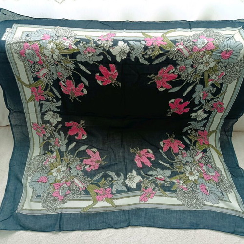 Headscarf used, size 90/88 cm