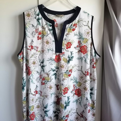 Lavish blouse XXL new, white and blue, made in Italy