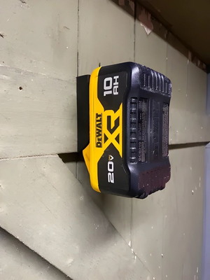 Επιτοίχια βάση μπαταριών Dewalt καινούργια, για μία μπαταρία