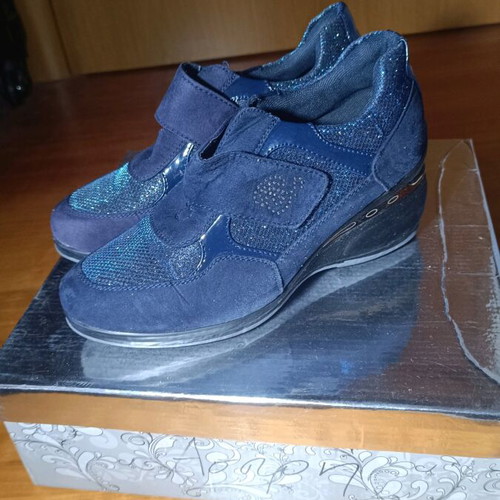 B&D blue athletic shoes like new, size 37