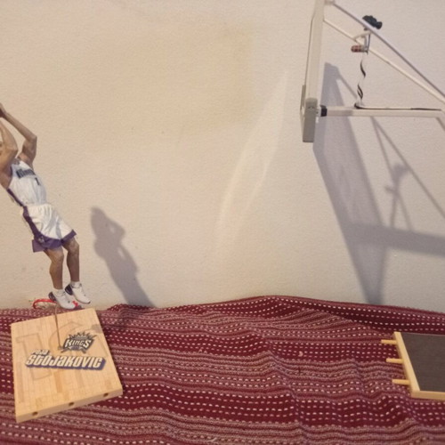 Peja Stojakovic McFarlane NBA Series 2004 figure like new with NBA backboard