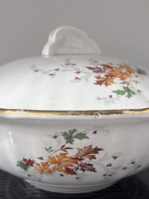Porcelain soup tureen like new with lid 24cm diameter
