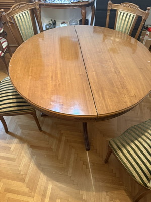 Classic wooden round dining table set with 6 chairs like new