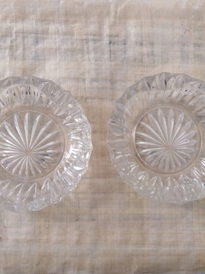 Glass ashtrays pack of 2 like new with design