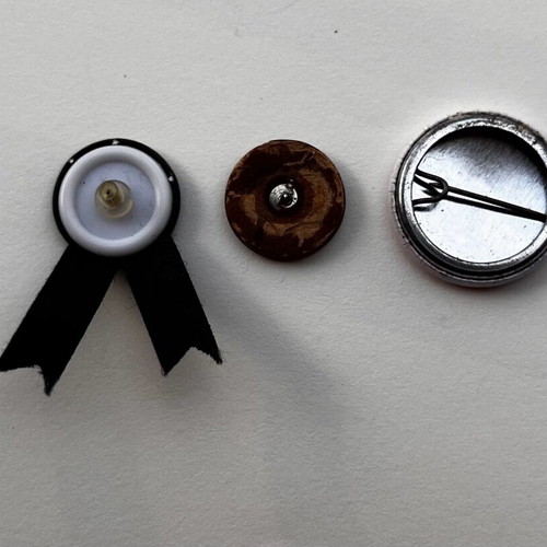 Set of pins and badges like new